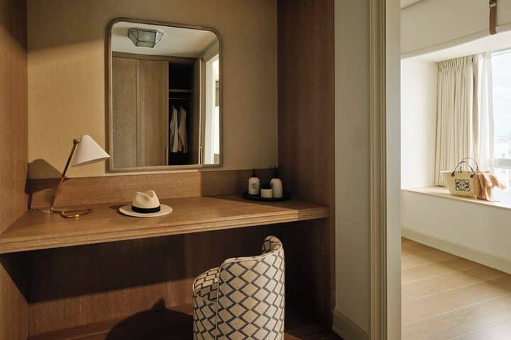 Room 32 of 60
